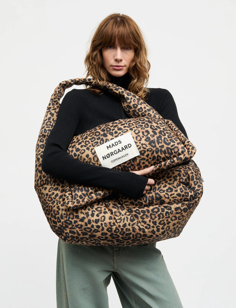MADS NØRGAARD Light Ripstop Pillow AOP Bomb Bag - Leopard