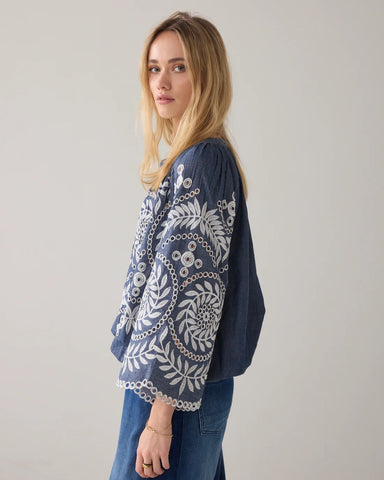 Summumm Woman Embroidered Chambray Top - Indigo